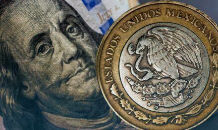 Advierten caída de peso frente al dólar por reformas de AMLO
