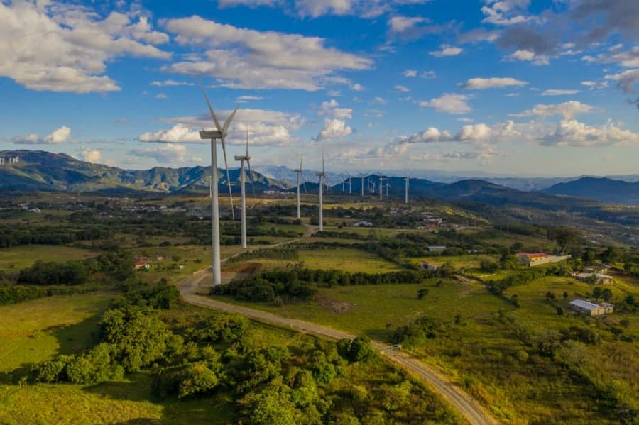 Estima Sheinbaum crecer 45% en energías renovables para 2030