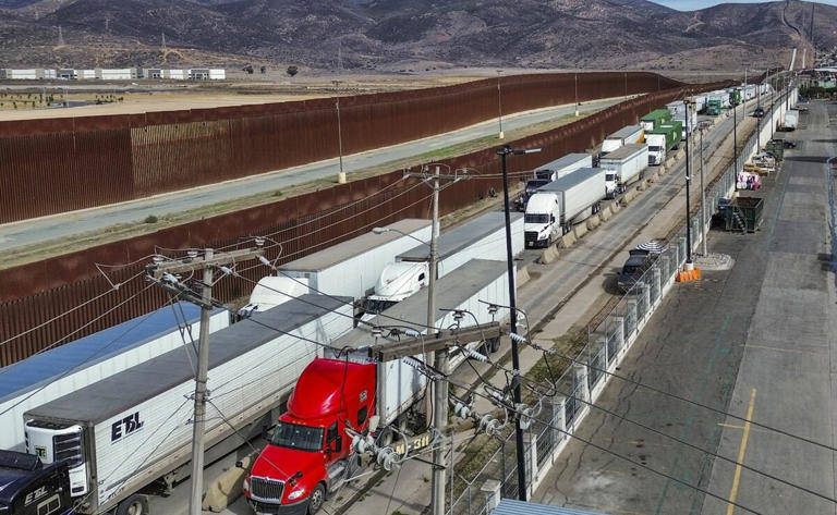 Afectan filas kilométricas exportaciones en Tijuana