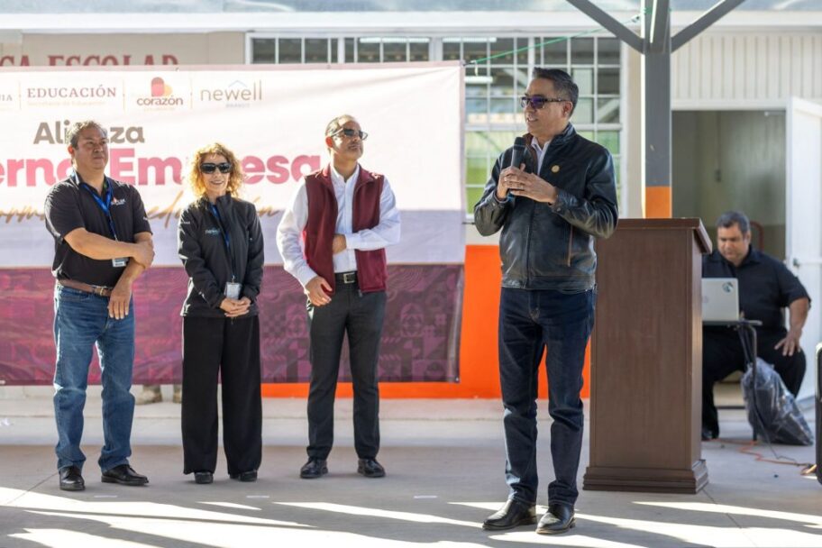 Dona Newell Brands útiles de escritura a alumnos de primaria de Mexicali 